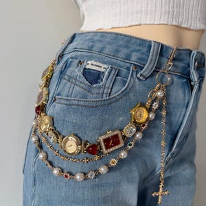 Vintage horloge hippe ketting met rode accenten en parellagen, handgemaakte gotische kruisband taillesieraden, statement broekketting voor jeans of tassen