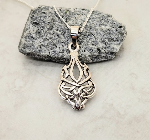 Celtic pendant in sterling silver and fire enamel for women