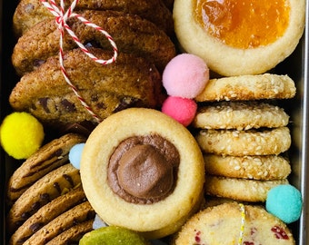 Boîte à biscuits avec de délicieux biscuits faits maison