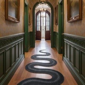 Peut inclure: Un long tapis de sol sinueux en forme de serpent avec un motif d'écailles noires et grises, un ventre blanc et une langue fourchue violette. Le tapis s'étend sur le parquet d'un couloir entre des lambris verts et des murs avec des tableaux.