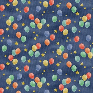 Könnte beinhalten: Ein dunkelblauer Stoff mit einem sich wiederholenden Muster aus bunten Luftballons und gelben Sternen. Die Luftballons erscheinen in verschiedenen Rot-, Orange-, Gelb-, Grün- und Blautönen, jeweils mit einer dünnen Schnur. Die Oberfläche hat eine feine Textur.