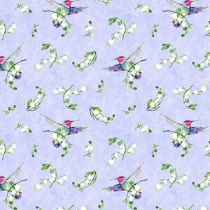 Op de afbeelding: Een herhalend patroon op een lichtpaarse achtergrond met aquarelillustraties van kolibries met roze koppen en groene vleugels, afgewisseld met takjes witte lelietjes-van-dalen en kleine groene blaadjes.