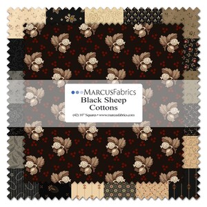 Può includere: Una pila di 42 quadrati di tessuto etichettati Marcus Fabrics Black Sheep Cottons (42) 10" Squares. Il tessuto presenta vari motivi in nero, beige e rosso scuro, inclusi disegni floreali, geometrici e a bacche con bordi a zig-zag.