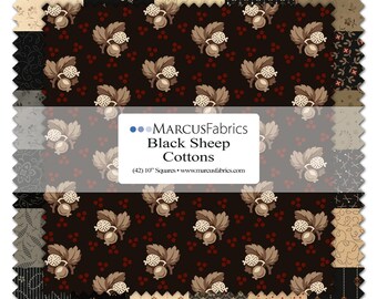 以下が含まれることがあります： Marcus Fabrics Black Sheep Cottons (42) 10" Squaresとラベル付けされた42枚の布の正方形の束。布地には、黒、ベージュ、濃い赤の様々なパターンがあり、花柄、幾何学模様、ベリーのモチーフが施され、端はピンキングカットされています。