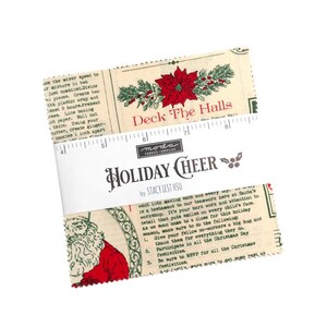 Puede incluir: Un conjunto de cuadrados de tela con temática navideña. La tela presenta texto, flores de pascua y una ilustración de Papá Noel. Las palabras "Deck The Halls" y "Holiday Cheer" son visibles. La tela es de color crema.