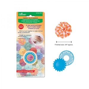 Może przedstawiać: Zestaw Clover Quick Yo-Yo Maker. Opakowanie zawiera niebieskie i przezroczyste plastikowe narzędzie oraz przykładowe yo-yo. Gotowy rozmiar to ok. 1,9 cm. Tekst na opakowaniu głosi: "Nowy, szybki i łatwy sposób na wykonanie ładnie ukształtowanych yo-yo!"