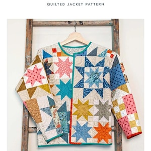 以下が含まれることがあります： Laundry Basket QuiltsのBeachcomberというキルティングジャケットの型紙。青、オレンジ、ピンク、ベージュの色合いの多色星モチーフをあしらったパッチワークデザインで、目に見えるキルティングステッチとターコイズブルーの縁取りが特徴です。