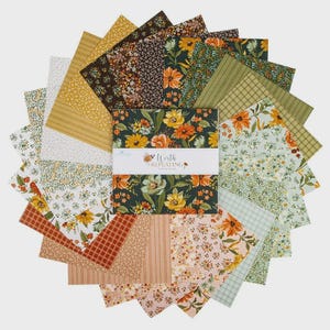 Puede incluir: Una pila de muestras de tela cuadradas dispuestas en un patrón de abanico circular. Las telas presentan varios estampados florales, de cuadros y de rayas en tonos amarillo mostaza, verde oliva, marrón, naranja y crema. Una banda blanca dice Worth Repeating.