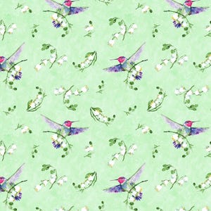Op de afbeelding: Een herhalend patroon van aquarel kolibries en lelietjes-van-dalen op een lichtgroene achtergrond. De kolibries hebben roze koppen, paarse vleugels en groene lichamen. De bloemen zijn wit met groene bladeren.