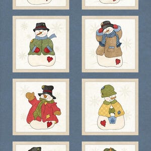 Op de afbeelding: Een stoffen paneel met acht illustraties van sneeuwmannen. Elke sneeuwman is afgebeeld in winterkleding, waaronder hoeden, sjaals en jassen, met een hartdetail. De sneeuwmannen staan tegen een achtergrond van sneeuwvlokken en een blauwe achtergrond.