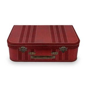Op de afbeelding: Een rode koffer in vintage-stijl met verticale strepen. De koffer heeft een donkere handgreep, metalen sluitingen en een wit gestikte rand. Het ontwerp roept een klassieke, reisinspirerende esthetiek op.