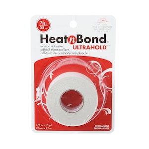 Può includere: Rotolo di adesivo termoadesivo bianco HeatnBond Ultrahold, 22 mm x 9,1 m, su confezione rossa e bianca. La confezione include il testo "adesivo termocollante", "ULTRAHOLD" e "PERMANENT". Il prodotto è per progetti senza cuciture.