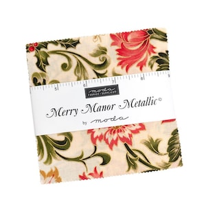 Puede incluir: Un conjunto de cuadrados de tela con fondo crema y diseño floral en rojo, verde y dorado. La tela está envuelta con una banda blanca que dice "Merry Manor Metallic" by moda.