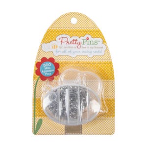 Op de afbeelding: Een verpakking "Pretty Pins" met 300 mini-appliquépennen. De verpakking is geel met een ruitpatroon en de tekst "Bee in my Bonnet for all of your sewing needs!". De pennen zitten in een doorzichtige plastic container.