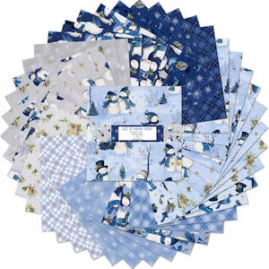 Pode incluir: Uma pilha de peças de tecido quadradas dispostas em leque, com vários padrões de temática de inverno em tons de azul, branco e cinzento. A etiqueta central diz LET IT SNOW-MAN! 10 Piece Layer Cake. As bordas do tecido são serrilhadas.