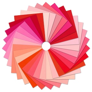 Può includere: Disposizione circolare di campioni di carta quadrati in varie tonalità di rosso, rosa e arancione. I campioni sono disposti a ventaglio da un cerchio bianco centrale, creando un effetto sfumato.
