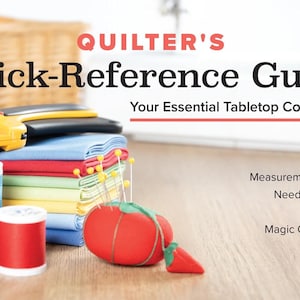 以下が含まれることがあります： 「QUILTER'S Quick-Reference Guide」というタイトルのキルトリファレンスガイドで、「Your Essential Tabletop Companion」というサブタイトルが付いています。画像には、生地、糸巻き、ロータリーカッター、トマト型のピンクッションが含まれています。ガイドでは、測定のヒントとキルトのサイズを提供しています。