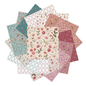 Può includere: Una collezione di campioni di tessuto quadrati disposti a raggiera, caratterizzati da varie stampe floreali, disegni geometrici a reticolo e motivi a foglie in tonalità rosa antico, verde salvia, crema e malva tenue con bordi dentellati.