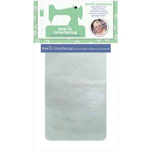 Puede incluir: Un paquete de entretela para coser de Lori Holt de Bee in my Bonnet. El embalaje presenta un gráfico de máquina de coser verde menta y el texto "Sew-in Interfacing". El producto es un trozo de tela rectangular gris claro.