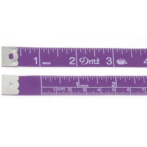 Puede incluir: Una cinta m&eacute;trica Dritz morada con marcas en pulgadas y cent&iacute;metros. La cinta muestra medidas de hasta 7 pulgadas (17,78 cm). Tiene extremos met&aacute;licos y est&aacute; dise&ntilde;ada para proyectos de costura y manualidades.