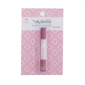 Op de afbeelding: Een roze verpakking met een roze en witte gepatenteerde achtergrond. De verpakking bevat een roze bindgereedschap met de tekst "Nifty Needles" en "Binding" erop. De verpakking zegt "18 count".