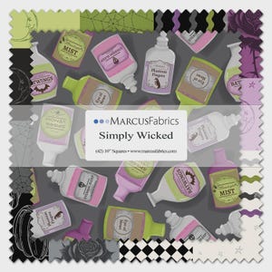 Pode incluir: Um pacote de quadrados de tecido intitulado Simply Wicked da Marcus Fabrics contendo 42 quadrados de 25,4 cm. O tecido apresenta um fundo cinza escuro com ilustrações de frascos de poções rotulados com nomes como Phantom Fingers e Eye of Newt.