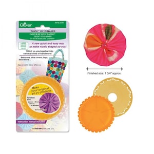 Może przedstawiać: Zielono-białe opakowanie z tekstem "Clover "Quick" Yo Yo Maker" i instrukcjami do robienia jo-jo. Opakowanie zawiera różowe jo-jo, żółto-pomarańczowy zestaw do robienia jo-jo i torbę na jo-jo. Gotowy rozmiar jo-jo to 4,4 cm.