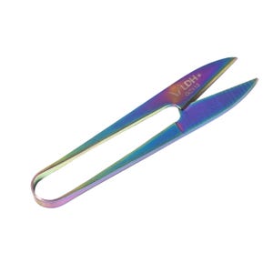 Könnte beinhalten: Regenbogenfarbene Fadenscheren mit schillerndem Finish. Die Schere hat einen gebogenen Griff und spitze Klingen. Der Text "LDH" und "GC113" ist auf der Klinge aufgedruckt. Ideal zum Nähen und Basteln.