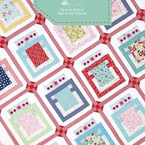 以下が含まれることがあります： 「Baked With Love」というタイトルのキルトパターン。Lori Holt of Bee in my Bonnetによるデザイン。カラフルなパッチワークのデザインで、完成サイズは67インチ×67インチです。