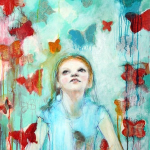 Pode incluir: Uma menina com cabelo ruivo e um vestido azul olha para cima para um céu cheio de borboletas coloridas. As borboletas são pintadas em uma variedade de tons de azul, vermelho e laranja. O fundo é azul claro com toques de verde e branco.