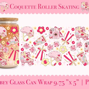 Puede incluir: Un envoltorio rosa para lata de vidrio Libbey con temática de patinaje sobre ruedas. El diseño incluye ilustraciones de patines, cascos, cámaras, lazos y flores. El texto "Coquette Roller Skating" está en la parte superior. Mide 24.77 cm x 12.7 cm.