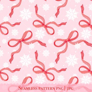Könnte beinhalten: Nahtloses Muster mit roten Schleifen mit weißen Streifen und weißen Schneeflocken auf hellrosa Hintergrund. Die Schleifen haben lange, fließende Bänder. Der Text "SEAMLESS PATTERN PNG | JPG" befindet sich unten.