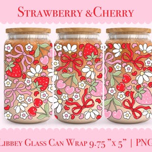 Puede incluir: Tres envoltorios de latas de vidrio con tapas de madera, con un patrón repetido de fresas, cerezas, lazos y flores. El texto "STRAWBERRY & CHERRY" está en la parte superior. Los envoltorios miden 24.77 cm por 12.7 cm.
