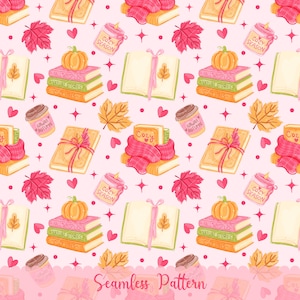 Op de afbeelding: Een naadloos patroon op een lichtroze achtergrond met illustraties van stapels boeken met pompoenen, open boeken met linten, kaarsen met het label Cozy Season, koffiebekers met het label Kawaii Autumn en verspreide rode en oranje esdoornbladeren.