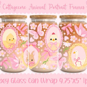 Puede incluir: Tres envoltorios de vidrio para latas con tapas de madera, con un diseño cottagecore. Cada envoltorio muestra un retrato de animal diferente en un marco rosa, con lazos rosas, mariposas y flores. El texto "Cottagecore Animal Portrait Frames" y "Libbey Glass Can Wrap 9.75"X5" lpng" son visibles.