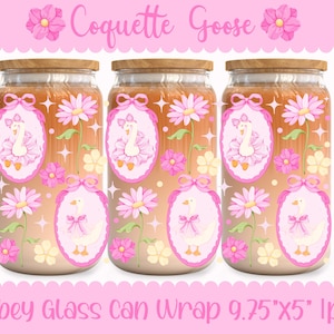 Könnte beinhalten: Drei Glas-Can-Wraps mit Holzdeckel, mit einer Cartoon-Gans in einem rosa Kleid in einem rosa ovalen Rahmen, umgeben von rosa und gelben Blumen. Der Text "Coquette Goose" und "Libbey Glass Can Wrap 24.77cm x 12.7cm lpng" sind angezeigt.