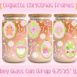 Könnte beinhalten: Drei Glas-Can-Wraps mit Holzdeckeln, mit weihnachtlichen Designs. Jeder Wrap hat einen rosa und grünen ovalen Rahmen mit einem festlichen Bild, darunter ein Lebkuchenmann, ein Herz und eine Verzierung. Der Text "Coquette Christmas Frames" steht oben.