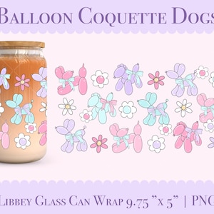 Puede incluir: Un diseño digital para una envoltura de lata de vidrio con un patrón de perros globo rosa pastel, morado y azul con lazos blancos y flores blancas sobre un fondo morado claro. El texto "LIBBEY GLASS CAN WRAP 9.75" x 5" | PNG" está en la parte inferior de la imagen.