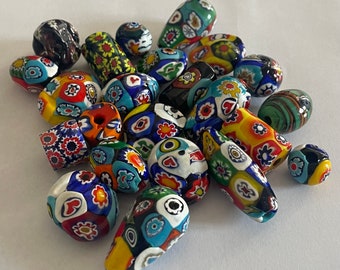 Vintage Venetiaanse MILLEFIORI kralenset, 23 prachtige stukken in verschillende vormen en maten, authentiek Murano, veelzijdig voor kleurrijke sieraden.