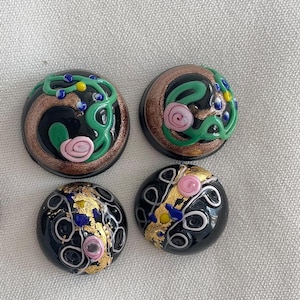 4 vintage Murano-glasknappar, halvkupol i blandade färger och stilar, äkta italienskt glas för att tillverka ringar, örhängen. D15