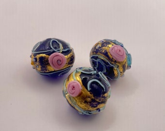 Conjunto de 2 o 3 cuentas, lindo pastel de bodas veneciano vintage, cuentas Fiorato Murano azul oscuro con flor rosa y decoración de oro de 24k