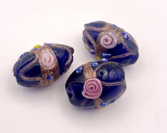 3 lindas cuentas de pastel de bodas venecianas vintage, fiorato de oro de forma ovalada azul oscuro de 24 k, vidrio de Murano con flores rosas, decoración dorada alrededor