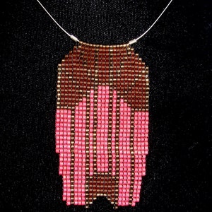 Diseño trazado: colgantes de cuentas inspirados en Deco para puntada cuadrada con cuentas, trabajo en telar o punto de cruz (2 patrones: flecha y diamantes)