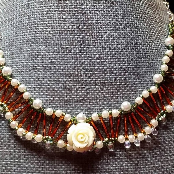 Collier à col perlé de style vintage avec centre de table Rose. Collier en dentelle comme en cuivre, vert et ivoire.