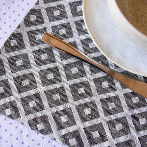 Runner da tavolo in lino fatto a mano: cubi geometrici grigi, dimensioni personalizzate