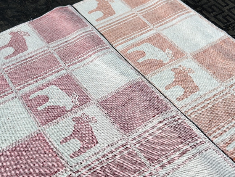 Puede incluir: Dos toallas de cocina a cuadros rosa y blanco con un dise&ntilde;o de alce blanco. Las toallas est&aacute;n hechas de un tejido suave y tejido.