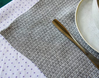 Camino de mesa de lino hecho a mano: estampado gris, vainica ecológica