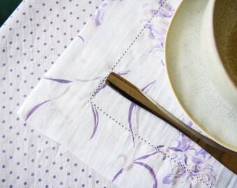 Camino de mesa de lino hecho a mano: vainica floral, decoración ecológica