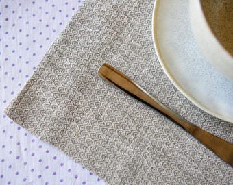 Camino de mesa de lino gris hecho a mano: decoración ecológica con vainica