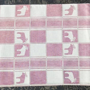 Puede incluir: Dos toallas de cocina a cuadros rosa y blanco con un dise&ntilde;o de reno blanco. Las toallas est&aacute;n hechas de un tejido suave y tejido.